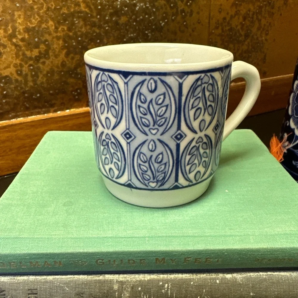 Williams Sonoma Grande Cuisine Blue White Leaf Mug